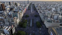 Dalam pertandingan yang menegangkan, Argentina, berhasil membawa pulang Piala Dunia ketiganya setelah mengalahkan Prancis, sang juara bertahan. (AP Photo/Rodrigo Abd)