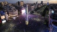 Jutaan warga Argentina berkumpul di pusat Ibu Kota untuk merayakan kemenangan timnas mereka di Piala Dunia 2022. (AP Photo/Rodrigo Abd)