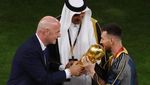 Senyum Semringah Messi Saat Angkat Trofi Piala Dunia 2022