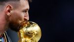 Senyum Semringah Messi Saat Angkat Trofi Piala Dunia 2022