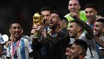 Senyum Semringah Messi Saat Angkat Trofi Piala Dunia 2022