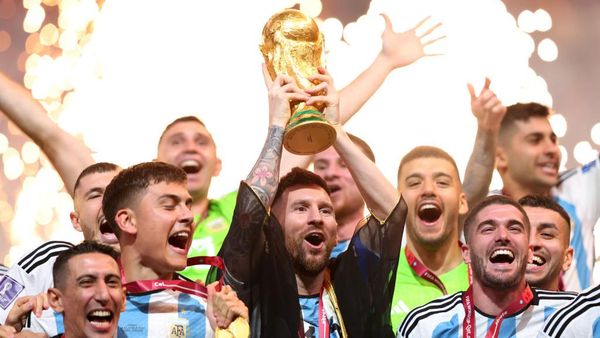 Senyum Semringah Messi Saat Angkat Trofi Piala Dunia 2022