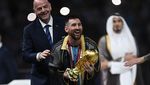 Senyum Semringah Messi Saat Angkat Trofi Piala Dunia 2022