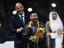 Messi Pakai Jubah Arab Saat Terima Trofi Piala Dunia 2022, Jadi Perdebatan