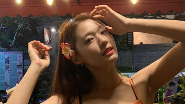 8 Gaya Seksi Seolhyun AOA Liburan ke Bali, Tak Kapok Diserang Monyet