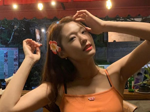 8 Gaya Seksi Seolhyun AOA Liburan ke Bali, Tak Kapok Diserang Monyet