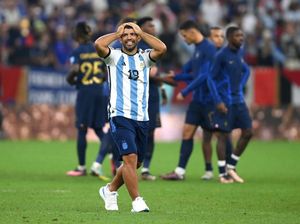 Bikin Ngakak! Messi Cek HP, Aguero Melotot