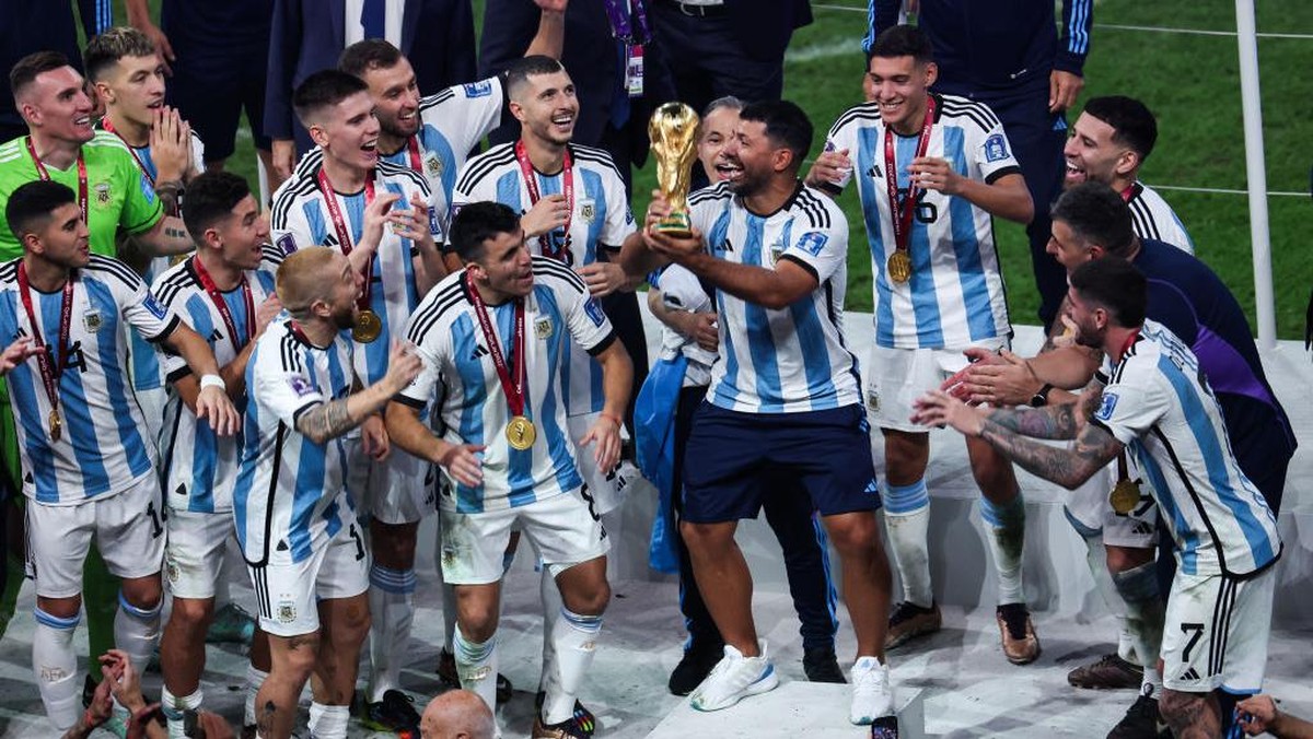 Sergio Aguero ikut mengangkat trofi usai Argentina juara Piala Dunia 2022 (Foto: VCG via Getty Images/VCG)