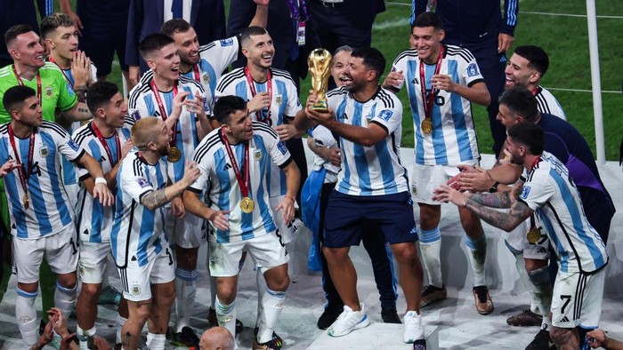 LUSAIL CITY, QATAR - DECEMBER 18: Sergio Aguero of Argentina lifts the FIFA World Cup Trophy as he celebrates with team mates at the award ceremony following the FIFA World Cup Qatar 2022 Final match between Argentina and France at Lusail Stadium on December 18, 2022 in Lusail City, Qatar. (Photo by Liu Lu/VCG via Getty Images)