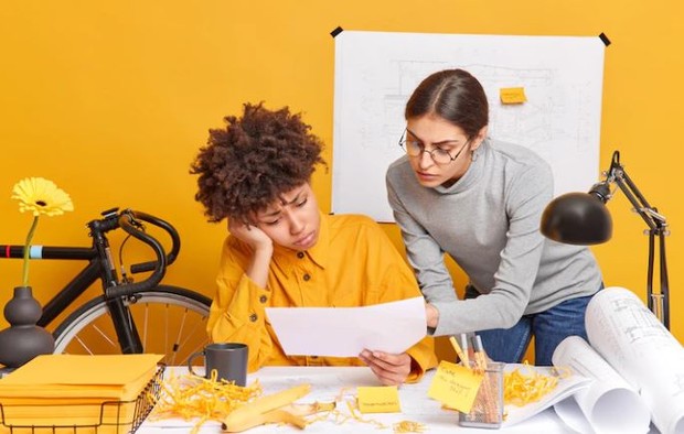 Dua perempuan pusing bekerja