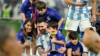 Antonella bisa tersenyum lepas di akhir pertandingan karena Lionel Messi dan kolega berhasil keluar sebagai juara. Getty Images/Lionel Hahn  