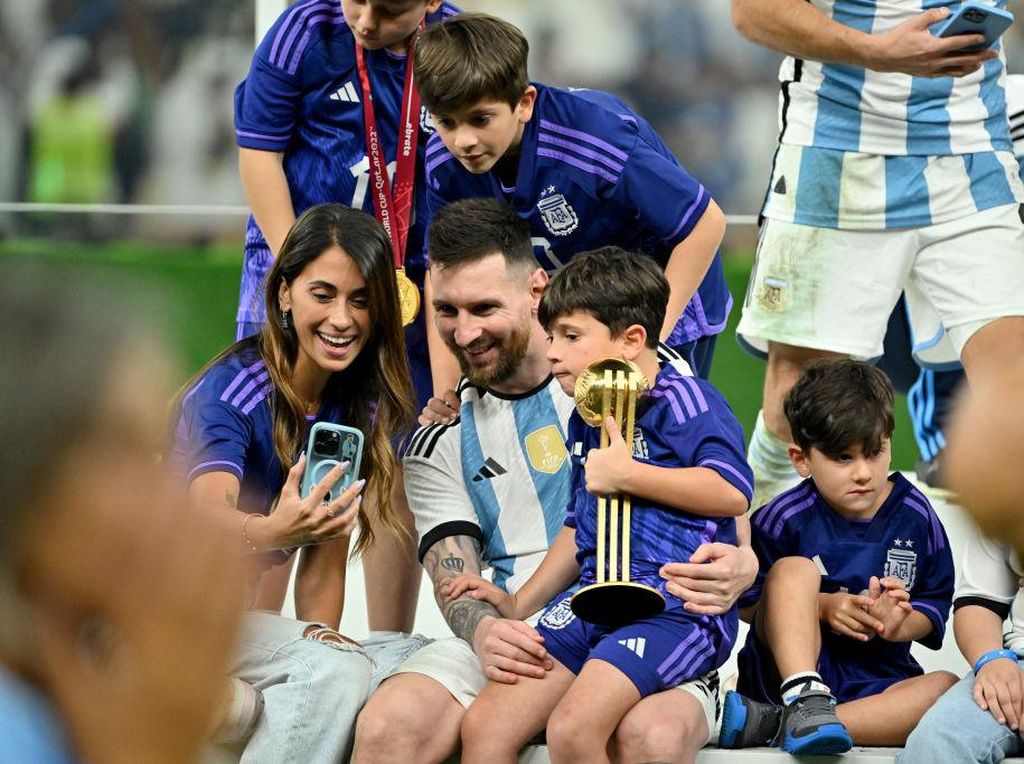 So Sweet, Messi Rayakan Juara Piala Dunia Bersama Istri dan Anak