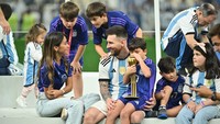 Lionel Messi dari Argentina mengobrol dengan istrinya Antonella Roccuzzo setelah memenangkan pertandingan Final Piala Dunia FIFA Qatar 2022 antara Argentina vs Prancis di Stadion Lusail, Lusail City, Qatar, Minggu (18/12/2022). Argentina keluar sebagai juara usai meladeni perlawanan alot Prancis hingga babak adu penalti. Getty Images/Lionel Hahn