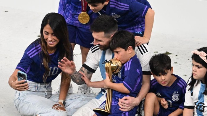 LUSAIL CITY, QATAR - DECEMBER 18: Lionel Messi of Argentina celebrate their victory with his wife Antonella Roccuzzo (L) and children at the end of the FIFA World Cup 2022 Final Match between Argentina and France at Lusail Stadium in Lusail City, Qatar on December 18, 2022. Argentina beat France after penalty shoot-out to win FIFA World Cup. (Photo by Ercin Erturk/Anadolu Agency via Getty Images)