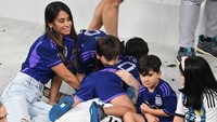 Messi merayakan momen bersejarah itu bersama Antonella dan juga anak-anaknya. Ercin Erturk/Anadolu Agency/Getty Images  