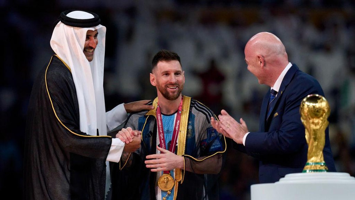 Lionel Messi akhirnya bisa mengangkat trofi Piala Dunia. (Foto: Getty Images/Quality Sport Images)