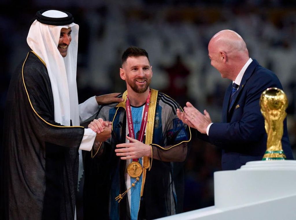 Messi Bawa Semua Benda Kenang-kenangan Piala Dunia 2022 ke Barcelona