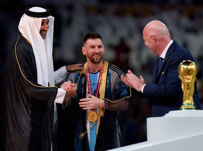 Tuai Polemik, Ini Momen Saat Messi Pakai Jubah Bisht Khas Arab