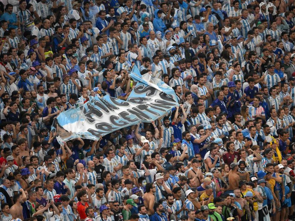 Enggak Ada Takutnya, Suporter Argentina Telanjang Dada di Stadion dan Viral