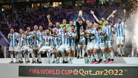 Dominasi Argentina di kategori individu seolah menjadi ceri di atas kue kemenangan Piala Dunia 2022. Setelah menanti 36 tahun, mereka kembali berhasil menjadi juara. Foto: Getty Images/BSR Agency