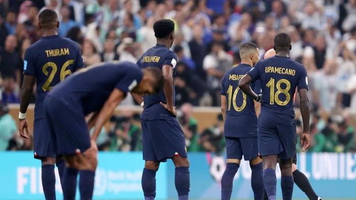 LUSAIL CITY, QATAR - DECEMBER 18: France players show dejection after Argentinas third goal during the FIFA World Cup Qatar 2022 Final match between Argentina and France at Lusail Stadium on December 18, 2022 in Lusail City, Qatar. (Photo by Julian Finney/Getty Images)