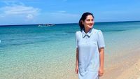 8 Gaya Titi Kamal Liburan ke Pantai Bareng Keluarga, Outfitnya Banjir Pujian