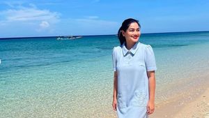 8 Gaya Titi Kamal Liburan ke Pantai Bareng Keluarga, Outfitnya Banjir Pujian