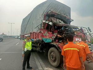 Fuso Tabrak Pantat Dump Truk di Tol Dupak, Bocah 7 Tahun Tewas