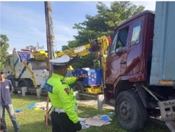 Truk Tabrak Pembatas Jalan di Tol Jagorawi, Kernet Dilarikan ke RS