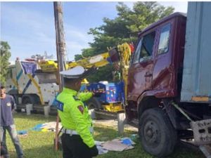 Truk Tabrak Pembatas Jalan di Tol Jagorawi, Kernet Dilarikan ke RS Truk Tabrak Pembatas Jalan di Tol Jagorawi, Kernet Dilarikan ke RS
