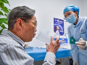 6 Foto Warga China Pakai Vaksin Hirup Demi Cegah Tsunami COVID 6 Foto Warga China Pakai Vaksin Hirup Demi Cegah Tsunami COVID