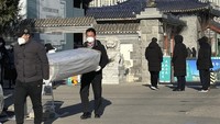 Kondisi COVID di China: Peti Mati Ludes-Jenazah Dikubur di Lahan Pertanian