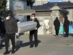 Pilu Warga China Tangisi Kepergian Kerabat Akibat Tertular COVID-19