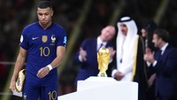 Kylian Mbappe harus berpuas hati dengan raihan juara 2 Piala Dunia usai dikalahkan Argentina lewat adu penalti. (AP Photo/Natacha Pisarenko)