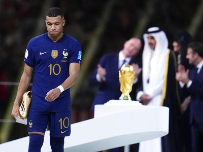 Wajah Kecewa Mbappe Gagal Bawa Pulang Trofi Piala Dunia