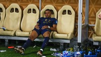Kylian Mbappe duduk di bangku cadangan pada akhir pertandingan sepak bola final Piala Dunia antara Argentina dan Prancis di Stadion Lusail di Lusail, Qatar, Minggu (18/12/2022). Pemain Prancis itu tampak tidak bersemangat. (AP Photo/Manu Fernandez)