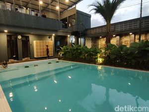Menikmati Berendam Air Hangat di Private Pool Cipanas Garut