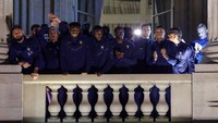 Skuad Prancis muncul dengan pelatih Didier Deschamps dari dari balkon Hotel de Crillon (Foto: AFP via Getty Images/GEOFFROY VAN DER HASSELT)