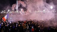 Ribuan rakyat Prancis berkumpul menyambut kedatangan Kylian Mbappe dkk (Foto: AFP via Getty Images/GEOFFROY VAN DER HASSELT)