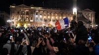 Mereka bersiap melihat Kylian Mbappe dkk yang bakal menyapa dari balkon Hotel de Crillon (Foto: AFP via Getty Images/JULIEN DE ROSA)