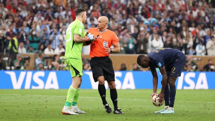 LUSAIL CITY, QATAR - DECEMBER 18: Emiliano Martinez of Argentina is prevented by referee Szymon Marciniak from speaking to Randal Kolo Muani of France in the penalty shootout during the FIFA World Cup Qatar 2022 Final match between Argentina and France at Lusail Stadium on December 18, 2022 in Lusail City, Qatar. (Photo by Julian Finney/Getty Images)