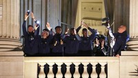 Mereka menyapa para fans dan bernyanyi bersama (Foto: Getty Images/Xavier Laine)