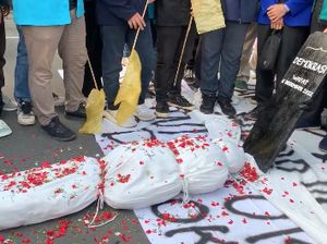 Aksi Tabur Bunga Tutup Demo Mahasiswa Kritisi KUHP Aksi Tabur Bunga Tutup Demo Mahasiswa Kritisi KUHP