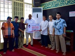 Andre Rosiade Beri Bantuan AC untuk Masjid Taqwa Muhammadiyah Padang