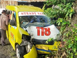 Angkot di Medan Tabrak Pohon saat Hindari Mobil, 3 Orang Luka
