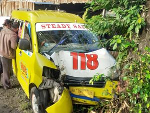 Angkot di Medan Tabrak Pohon saat Hindari Mobil, 3 Orang Luka Angkot di Medan Tabrak Pohon saat Hindari Mobil, 3 Orang Luka