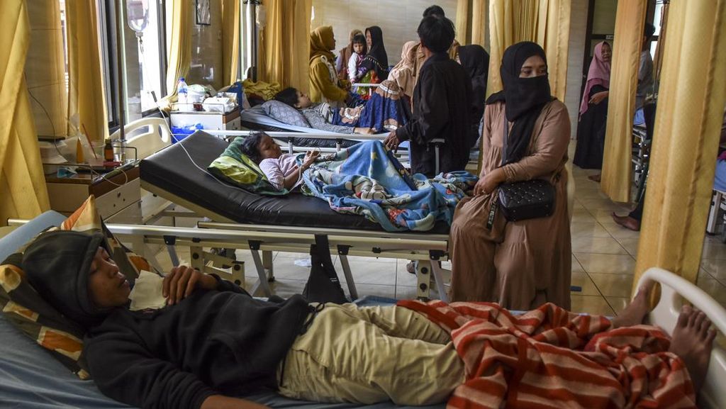 Potret Puluhan Warga Ciamis Dirawat Gegara Keracunan Makanan Kondangan Potret Puluhan Warga Ciamis Dirawat Gegara Keracunan Makanan Kondangan