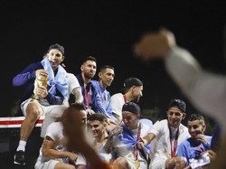 Momen Ngeri di Pawai Juara Argentina: Messi Nyaris Tersangkut Kabel