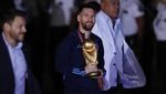 Bawa Trofi Piala Dunia, Messi Cs Tiba di Argentina