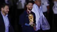 Bawa Trofi Piala Dunia, Messi Cs Tiba di Argentina